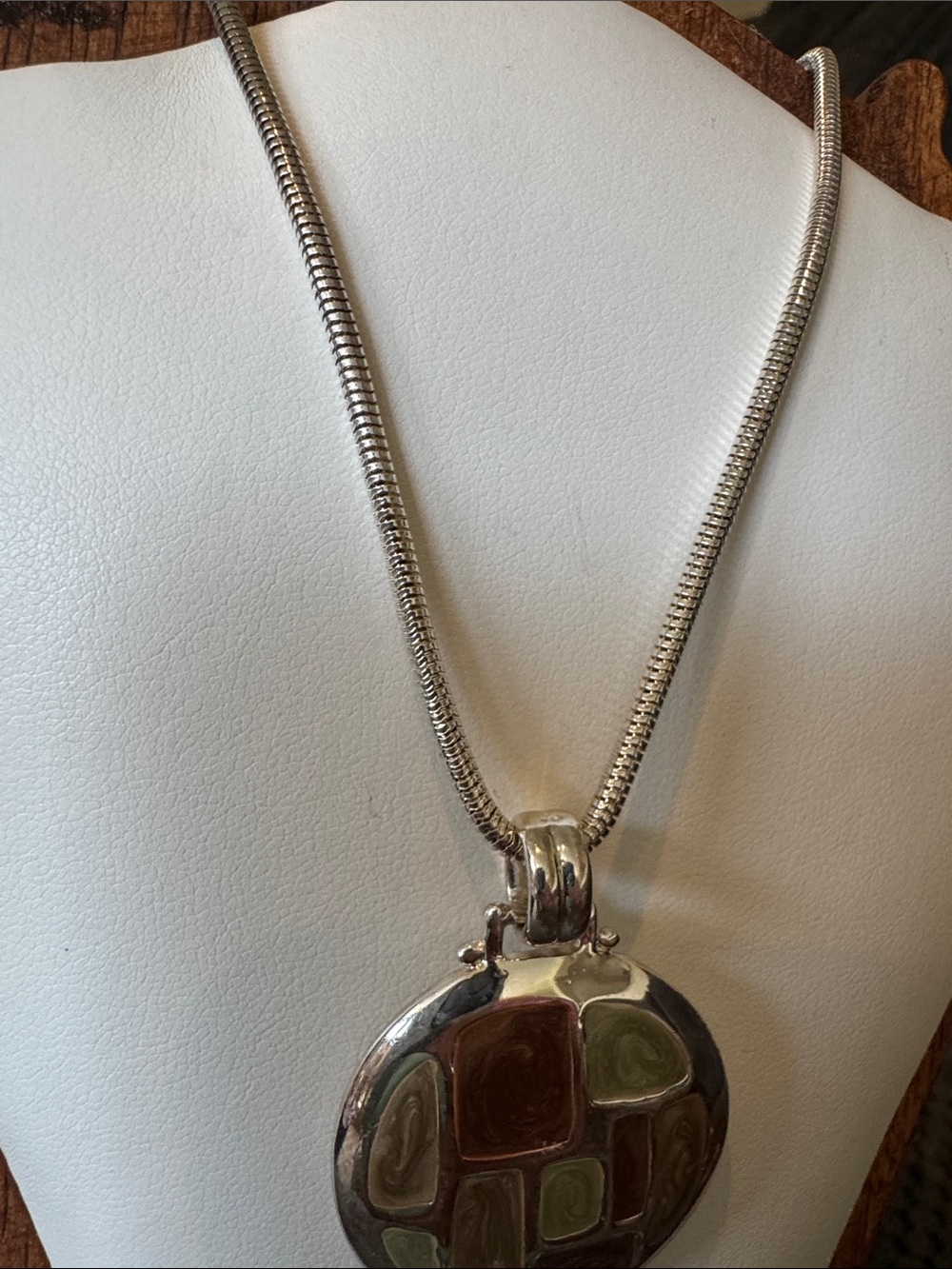 Vintage Kenneth Cole Silver-tone Round Pendant Necklace with Earth Tone Inlay - Picture 3 of 7